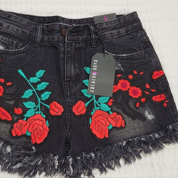 Fashion Nova Denim Shorts Size S - Picture 8 of 13